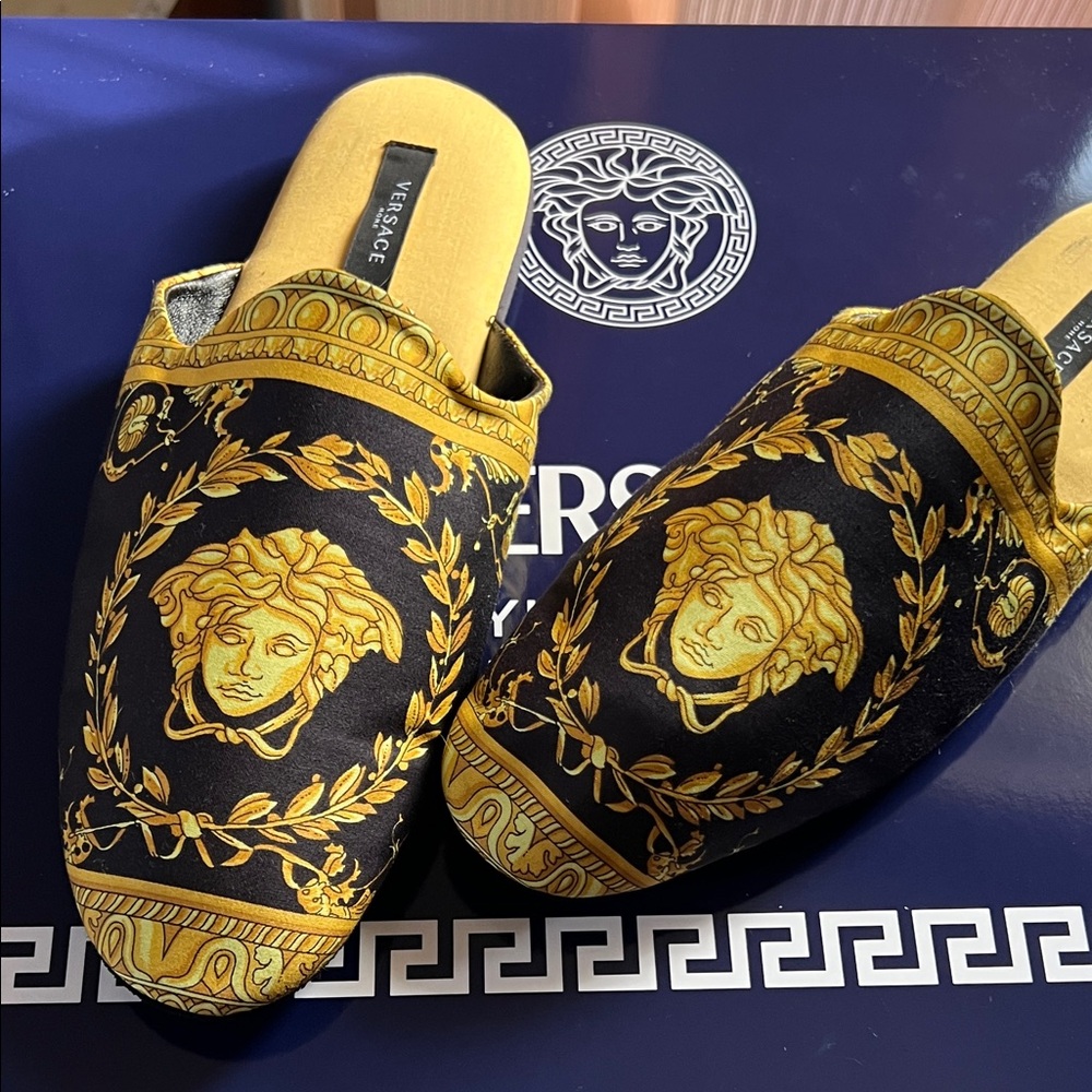 NEW Versace Black and Gold Medusa Slippers ❤️‍🔥 Men/Women